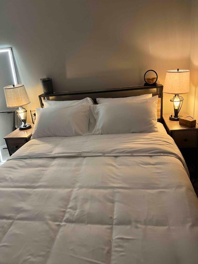 Hometel Premium Guest Suite W/ Private Entrance 伊普西兰蒂 外观 照片