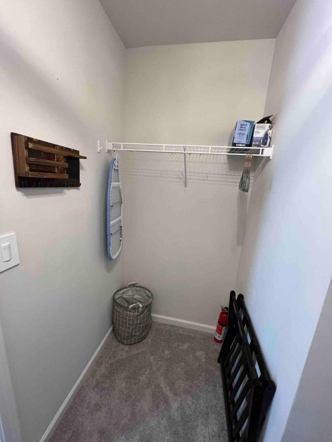 Hometel Premium Guest Suite W/ Private Entrance 伊普西兰蒂 外观 照片