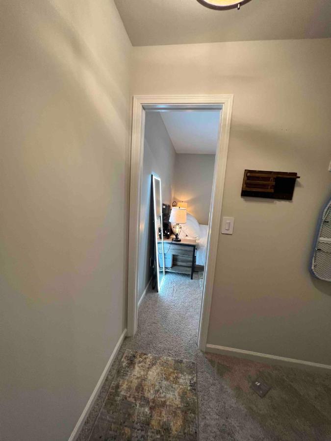 Hometel Premium Guest Suite W/ Private Entrance 伊普西兰蒂 外观 照片