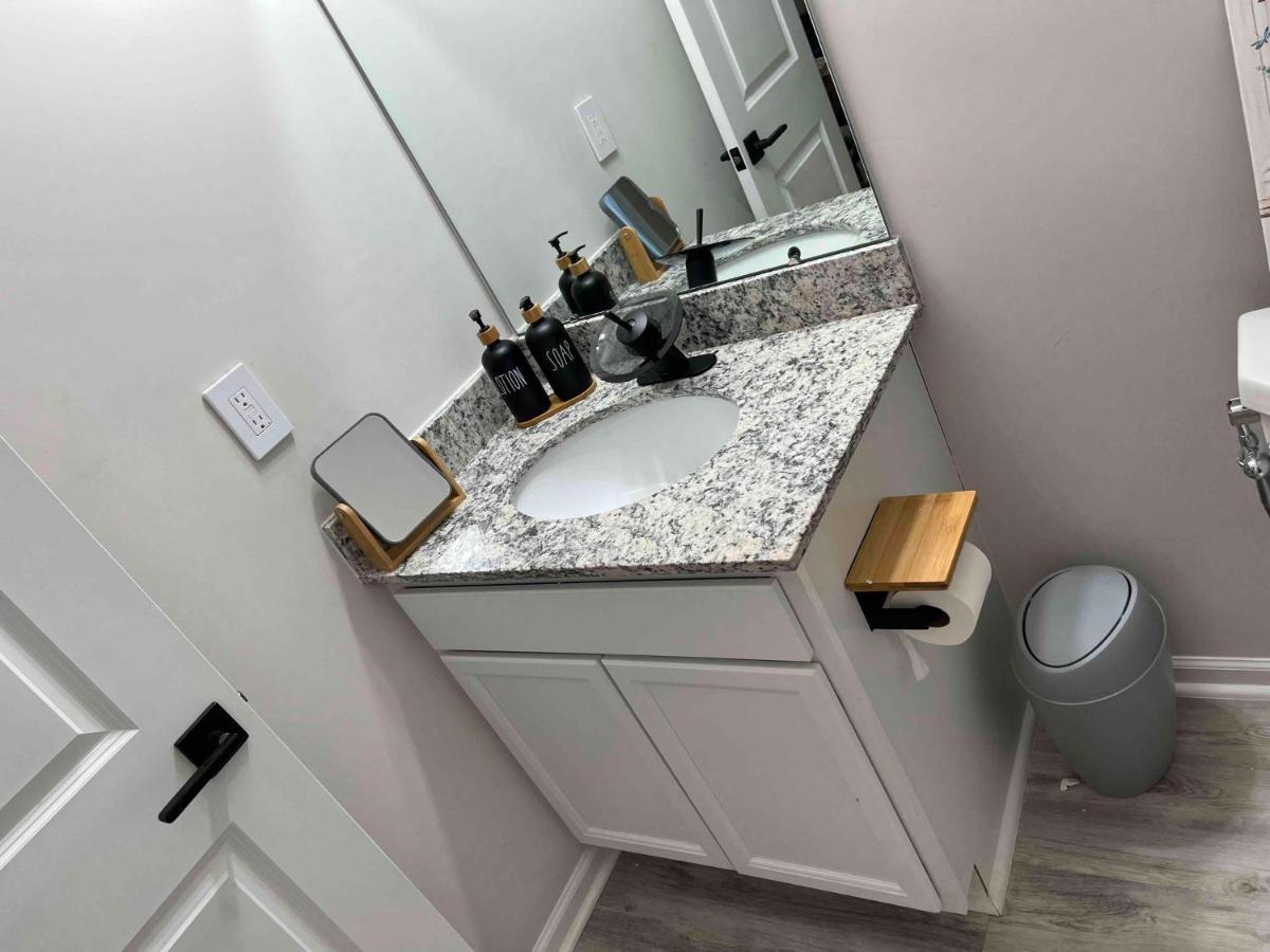 Hometel Premium Guest Suite W/ Private Entrance 伊普西兰蒂 外观 照片