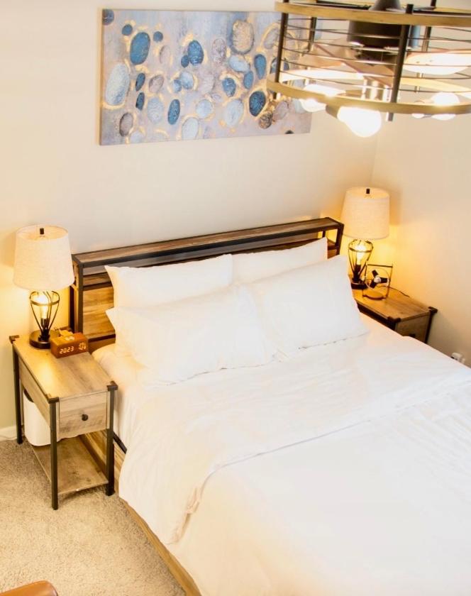 Hometel Premium Guest Suite W/ Private Entrance 伊普西兰蒂 外观 照片