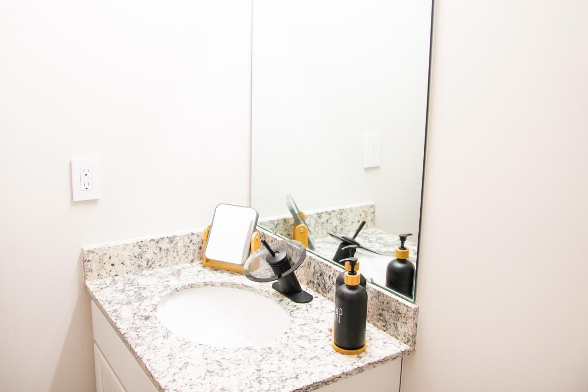 Hometel Premium Guest Suite W/ Private Entrance 伊普西兰蒂 外观 照片